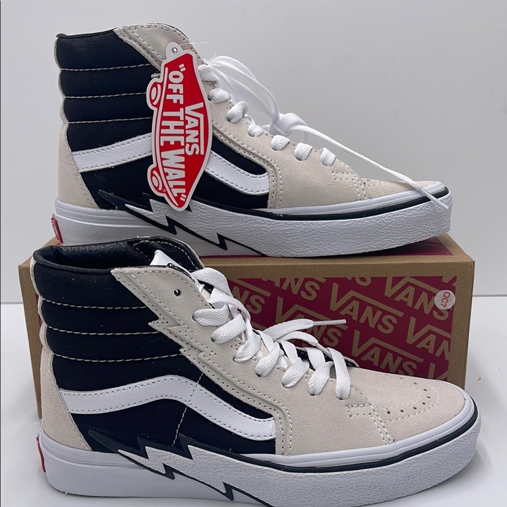 Vans WMNS High-Top Sneakers in Black White Sk8-Hi Bolt
Antique White/Black